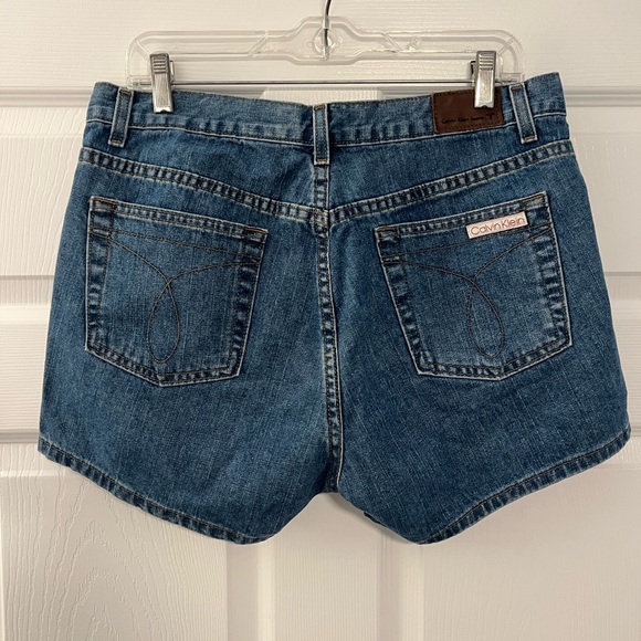 Size 10 Vintage dark washed Calvin Klein Jeans jean shorts. - Picture 2 of 2